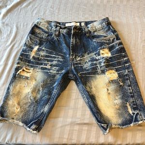 Distressed Jean shorts 😎